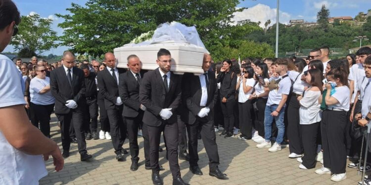 Abbracciati e in lacrime i compagni che erano con lei in gita