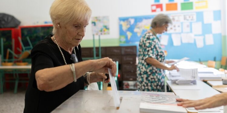 Mitsotakis vuole il secondo mandato con la maggioranza assoluta