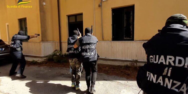 Ordini al figlio per la famiglia del Villaggio Santa Rosalia