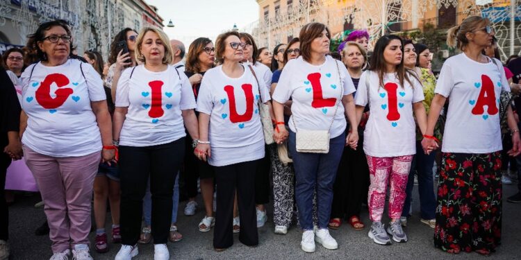 'Strappati all'amore dei propri cari'. Esequie in forma privata