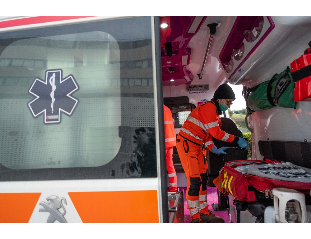 Donna in bici travolta da un’auto a Lignano, è grave