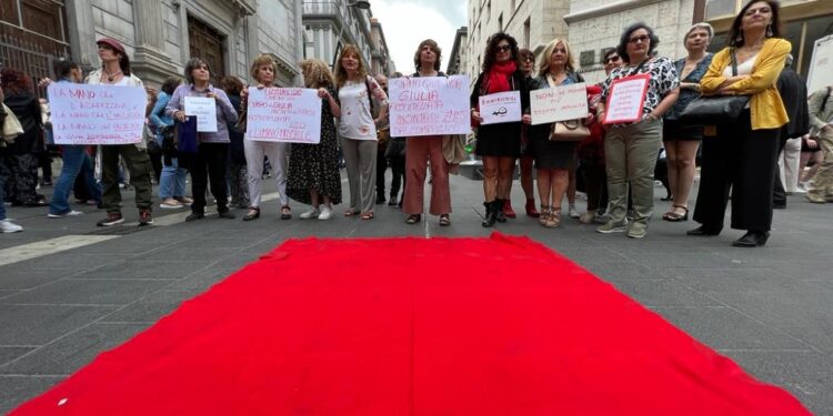 A terra un tappeto rosso 'simbolo del sangue versato'