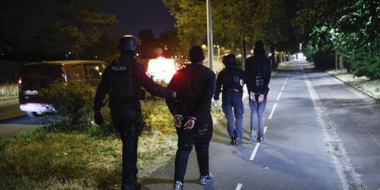 Venti fermati a Nanterre teatro della morte di un ragazzo