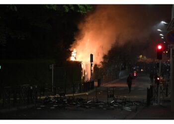 Continuano violenze e saccheggi a Nanterre