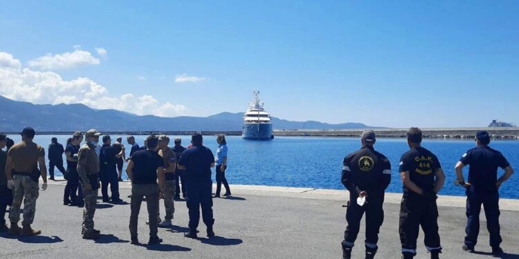 Poi trasferiti dalla Guardia costiera greca sull'isola di Leros