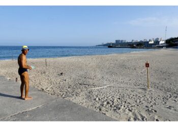 In Crimea pochissime persone in spiaggia