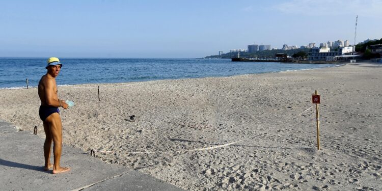 In Crimea pochissime persone in spiaggia