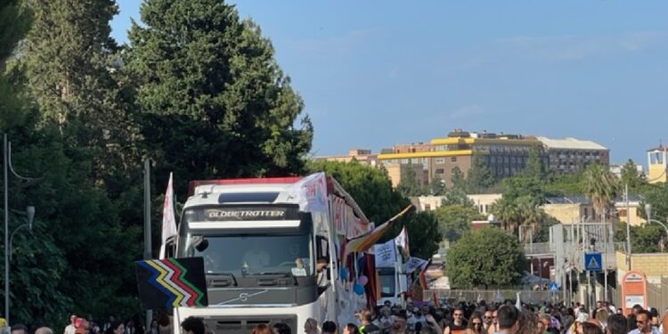 In corteo coppia di novelli sposi e tante famiglie arcobaleno