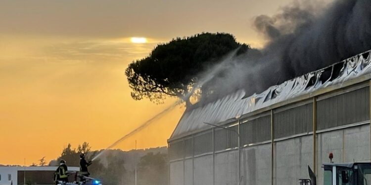 Dalle fiamme si alza una grande colonna di fumo