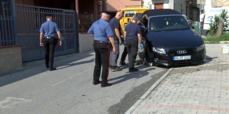 Non sono gravi. L'uomo è stato catturato dai carabinieri