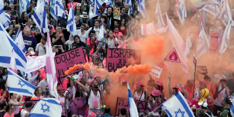 Dimostranti bloccano ministro Giustizia Levin a casa per 3 ore