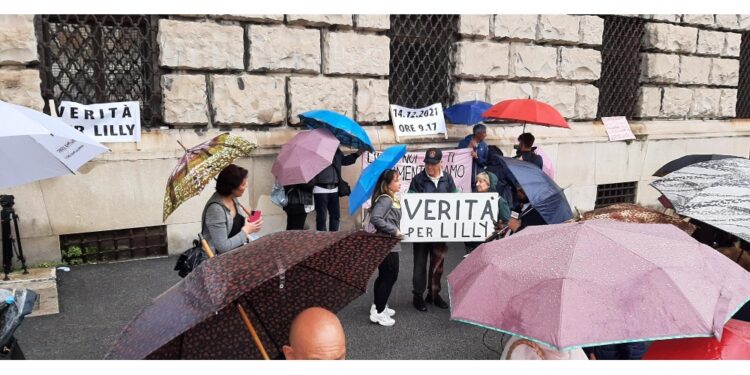 Davanti al Tribunale mentre è in corso l'udienza preliminare