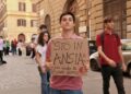 Ragazzi manifestano davanti alle scuole esponendo cartelli