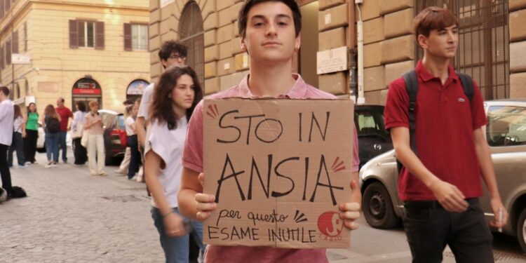 Ragazzi manifestano davanti alle scuole esponendo cartelli