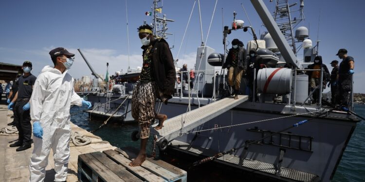 Aveva sbarcato 39 a Lampedusa disobbedendo alla G.costiera