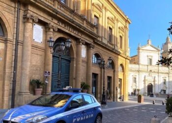 Maestre scoprono lividi e denunciano.Madre