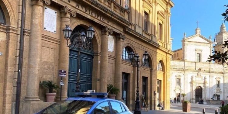 Maestre scoprono lividi e denunciano.Madre