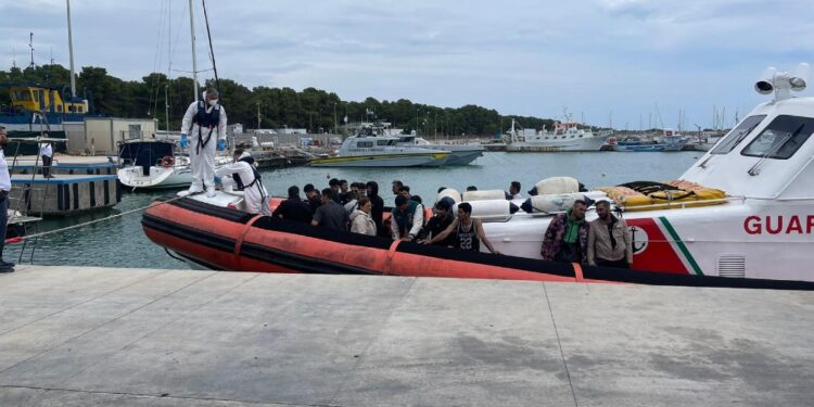 Soccorsi su una barca a vela al largo della costa calabrese