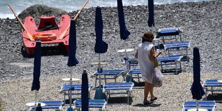 Blitz della Guardia Costiera di Salerno in spiaggia a Erchie