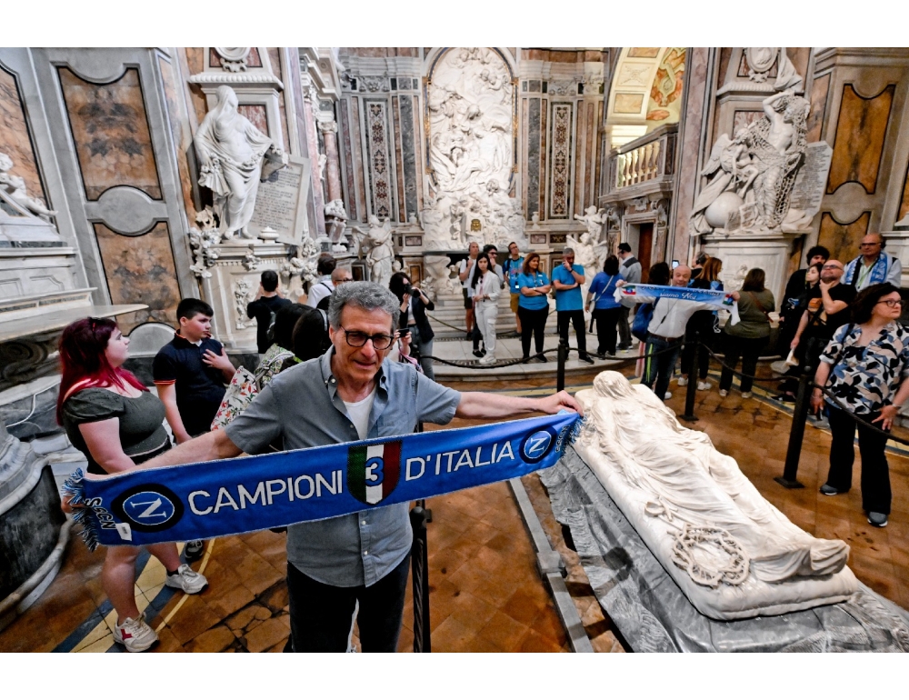 Per lo scudetto del Napoli selfie anche con il Cristo velato