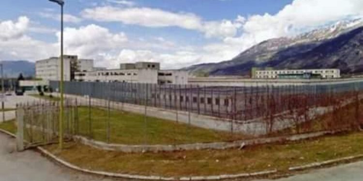 Pentole contro le sbarre del carcere da stamattina