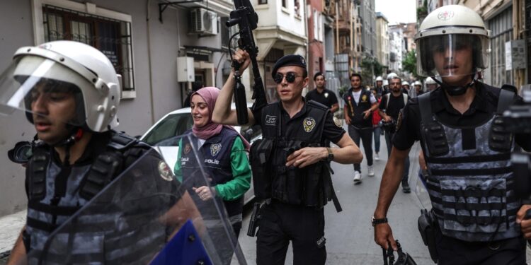 Transenne e agenti nel centro della città per fermare il corteo