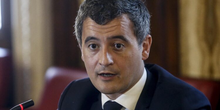 Anche 12 poliziotti. Decine gli italiani respinti alla frontiera
