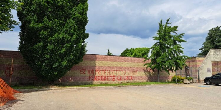 Imbrattati con slogan l'ospedale e un cimitero cittadini