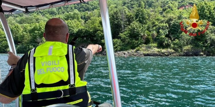 Segnatato da due sub. Vigili del fuoco al lavoro per il recupero