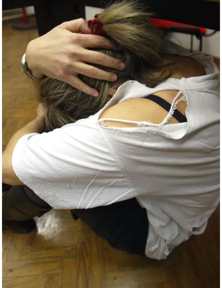 Sequestra la compagna, arrestato