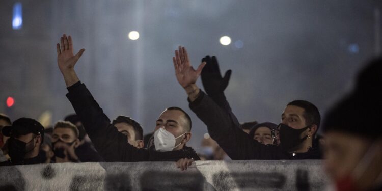 La 'manifestazione fascista' vicino a piazzale Loreto nel 2019