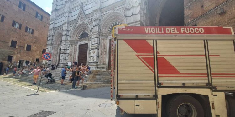 La cattedrale evacuata e chiuse a traffico alcune vie del centro