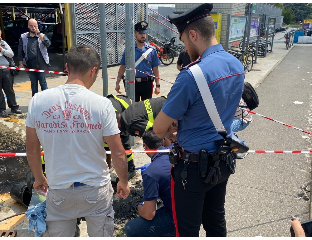 In un tombino alla fermata Comasina della metropolitana