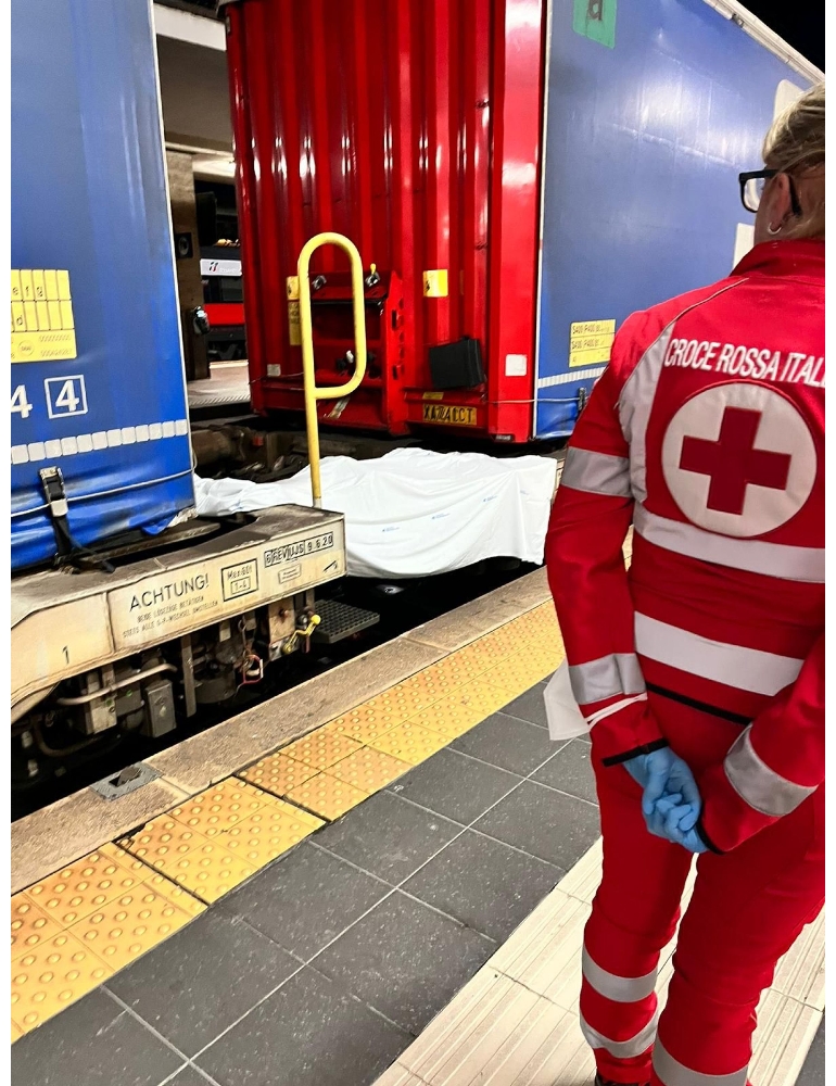 Un uomo è stato investito e ucciso da un treno merci ad Ancona