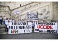 Tra gli striscioni: 'L'indifferenza uccide più della droga'.