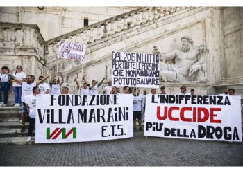 Tra gli striscioni: 'L'indifferenza uccide più della droga'.