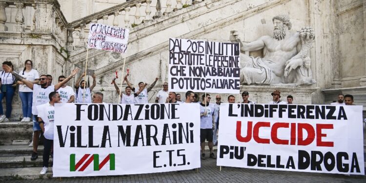 Tra gli striscioni: 'L'indifferenza uccide più della droga'.
