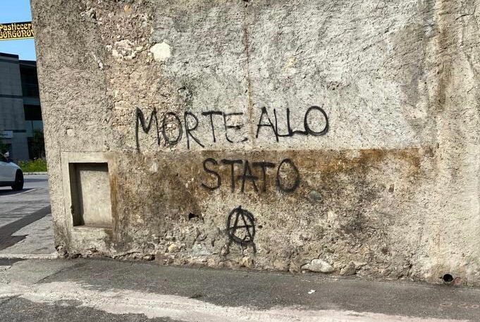 Erba, quinto raid vandalico. Trenta scritte anarchiche nella notte. Zoffili (Lega): “Arresto e galera unica risposta”