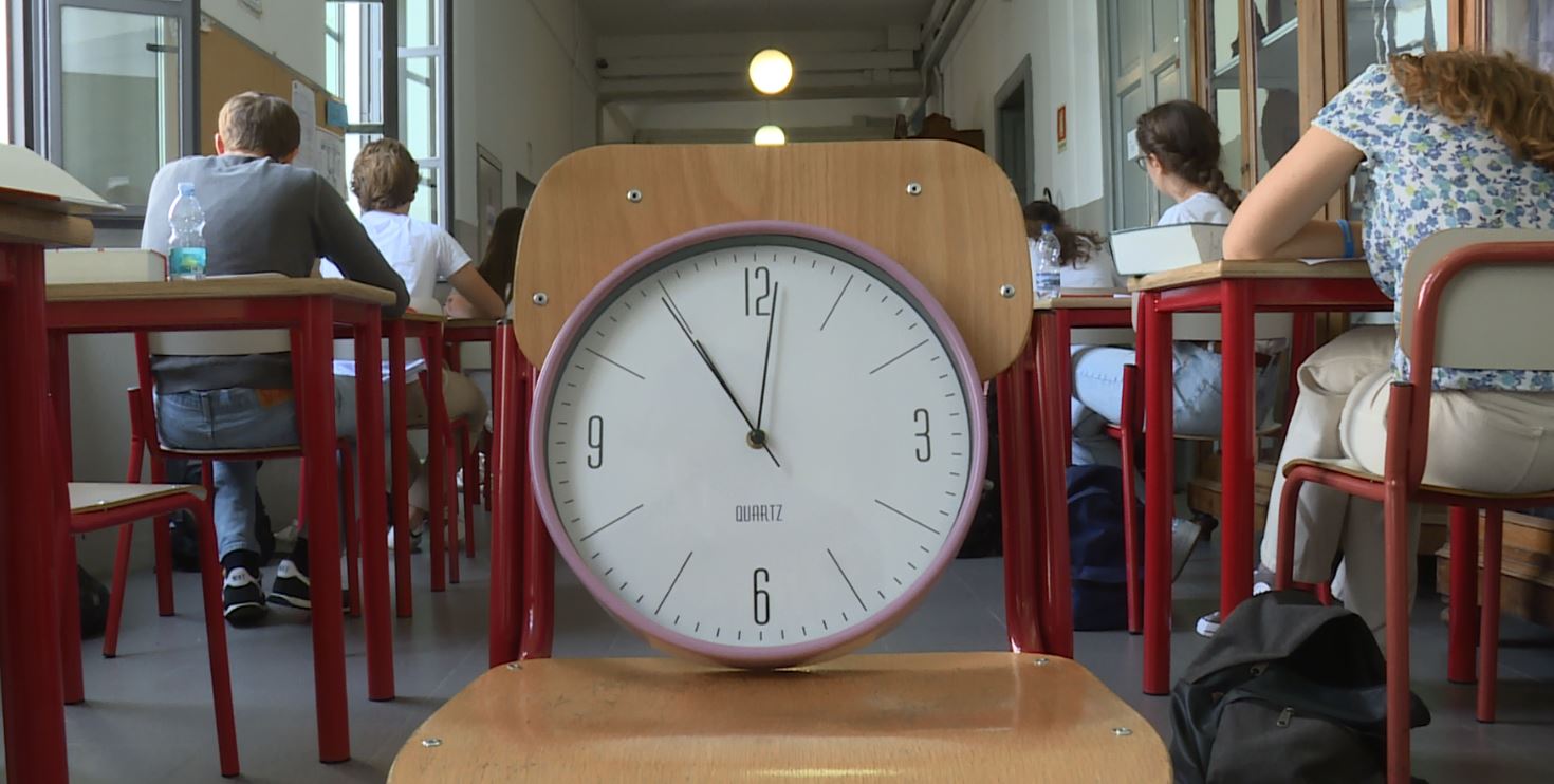 Maturità, le tracce del tema di italiano. Da Quasimodo a Piero Angela e l’attesa nell’era di WhatsApp