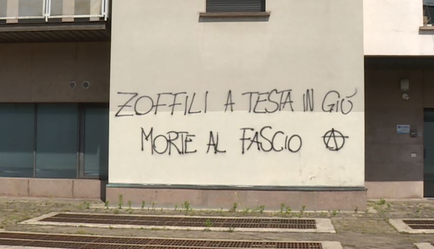 Erba, raid nella notte. Scritte anarchiche contro il deputato Zoffili