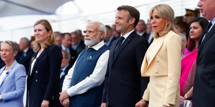 Macron percorre Champs-Elysées su un blindato fino a Concorde