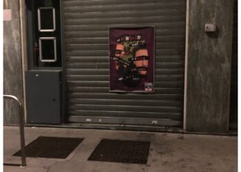 Uno affisso sotto lo studio legale del presidente del Senato