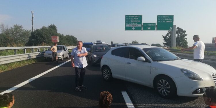 Manifestanti sulla strada Padana Superiore