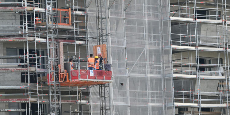 Controlli in più cantieri: 'lavori mai fatti'