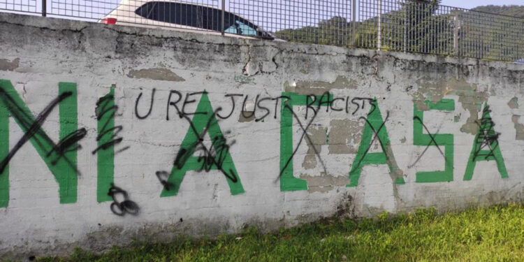 'Deturpato il muro di un luogo simbolo per la Lega'