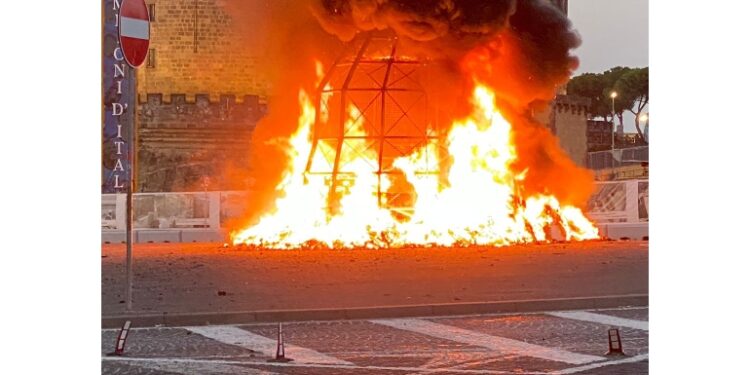 In fiamme a Napoli l'opera di Michelangelo Pistoletto