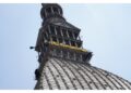 Attivisti appendono lo striscione 'Clima: agire ora'