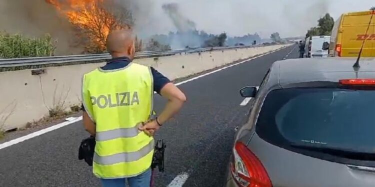 Un incendio invade anche la ferrovia