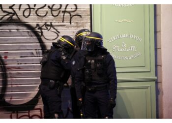 Il 27enne colpito da una flash-ball a Marsiglia. Corteo alle 18
