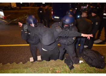 Circa 200 persone hanno affrontato la polizia in centro città